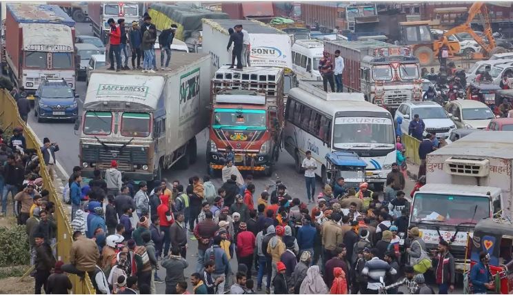 नए 'हिट एंड रन' कानून को लेकर ड्राइवर क्यों कर रहे विरोध? देशभर में बस-ट्रक चालकों का प्रदर्शन